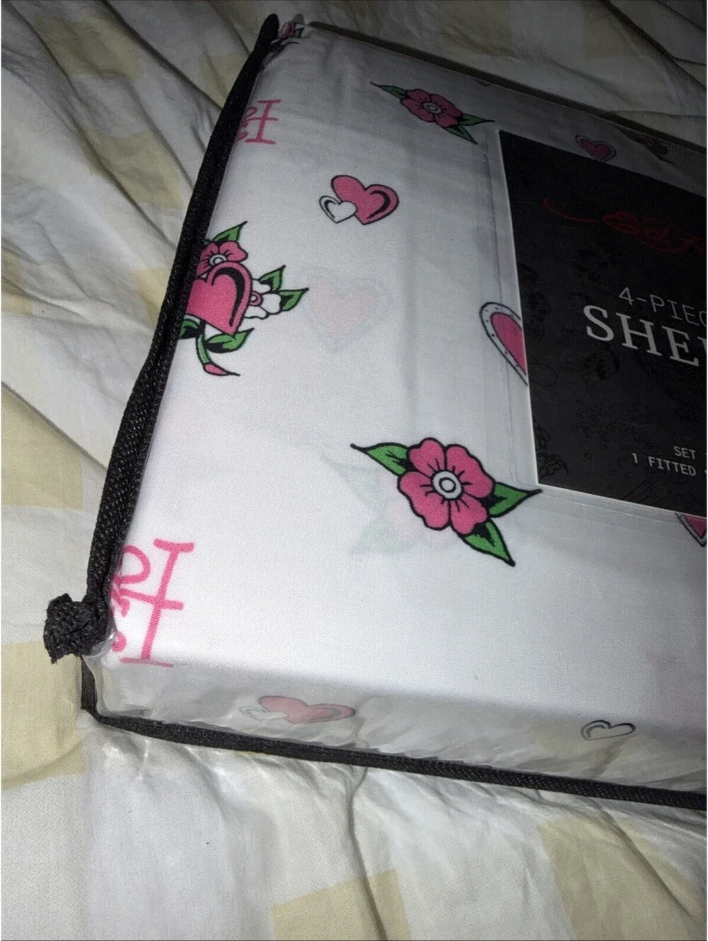 EXCLUSIVE!! ED HARDY Pink/white Hearts Flowers 4PC SHEET SET QUEEN